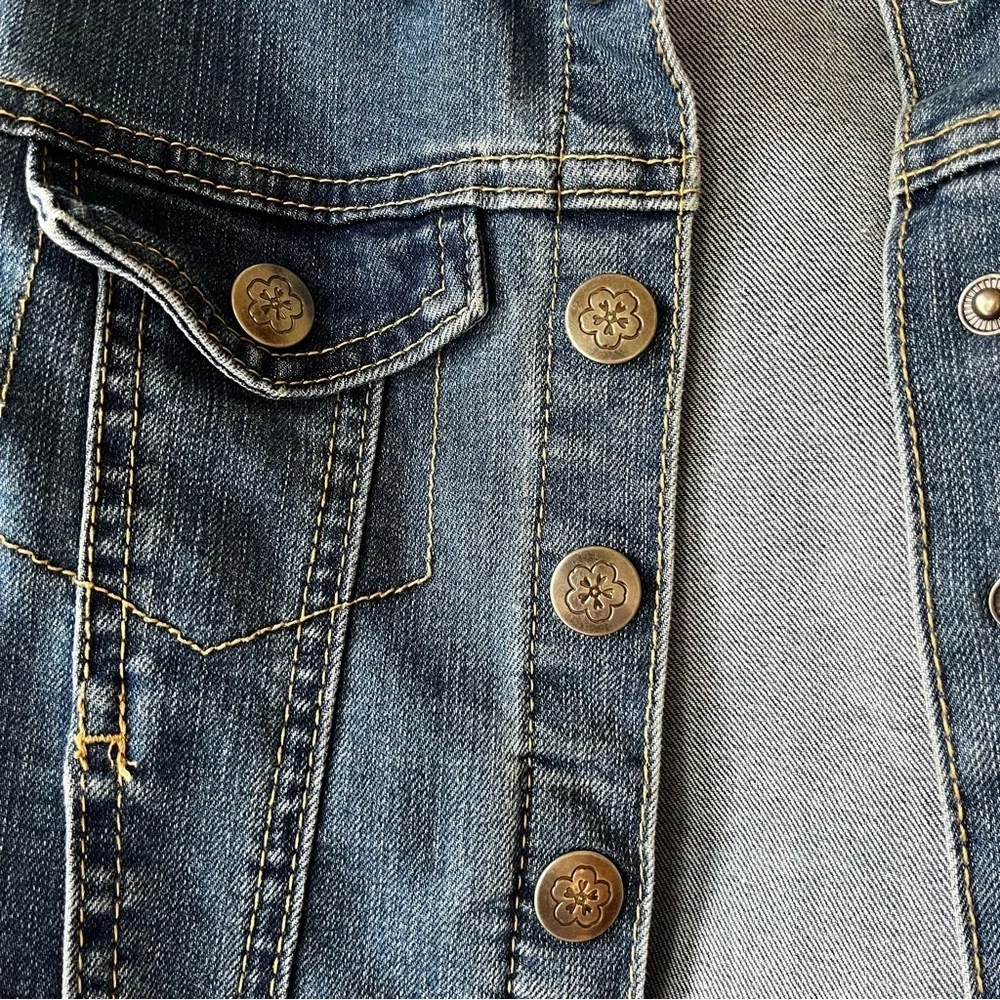 Disney Encanto Girls Denim Jacket Size 6/6X | Butterfly Floral Back Graphic Jean - Picture 3 of 11